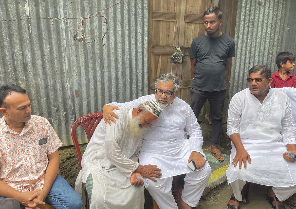 বৈষম্যবিরোধী ছাত্র আন্দোলনে ঢাকায় নিহত ময়মনসিংহের হালুয়াঘাটের শ্রমিক সেলিম শেখের কবর জিয়ারত শেষে তাঁর পরিবারের সঙ্গে কথা বলেন বিএনপির যুগ্ম মহাসচিব সৈয়দ এমরান সালেহ প্রিন্স